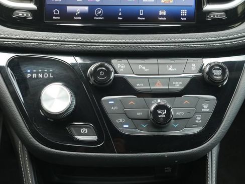 Used 2022 Chrysler Pacifica Limited w/ Uconnect Theater Family Group FWD image 21