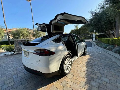 Used 2017 Tesla Model X 75D AWD/4WD image 4