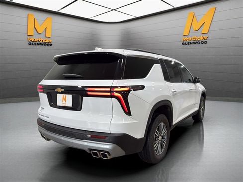 Used 2025 Chevrolet Traverse LT image 8