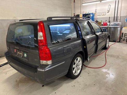 Used 2005 Volvo V70 2.5T FWD image 4