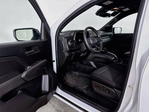 Used 2023 Chevrolet Colorado Trail Boss w/ Technology Package AWD/4WD image 3