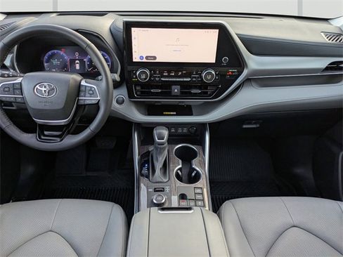 Used 2024 Toyota Highlander Platinum image 17