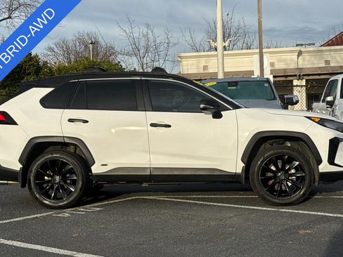 Used 2022 Toyota RAV4 LE image 3