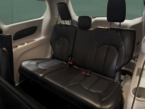 Used 2024 Chrysler Pacifica Limited FWD image 15