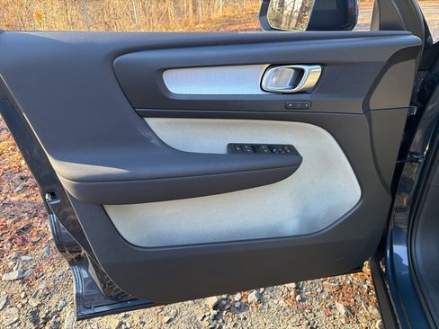 Used 2022 Volvo XC40 T5 Momentum w/ Premium Package image 18