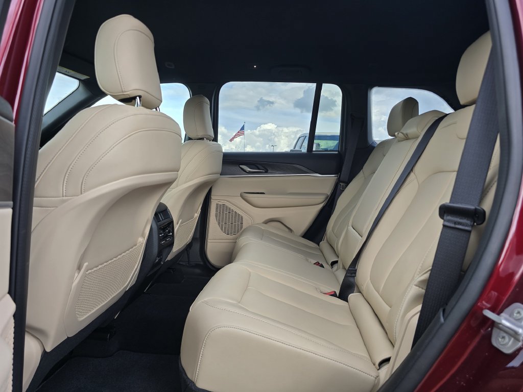 Used 2025 Jeep Grand Cherokee Limited RWD image 16