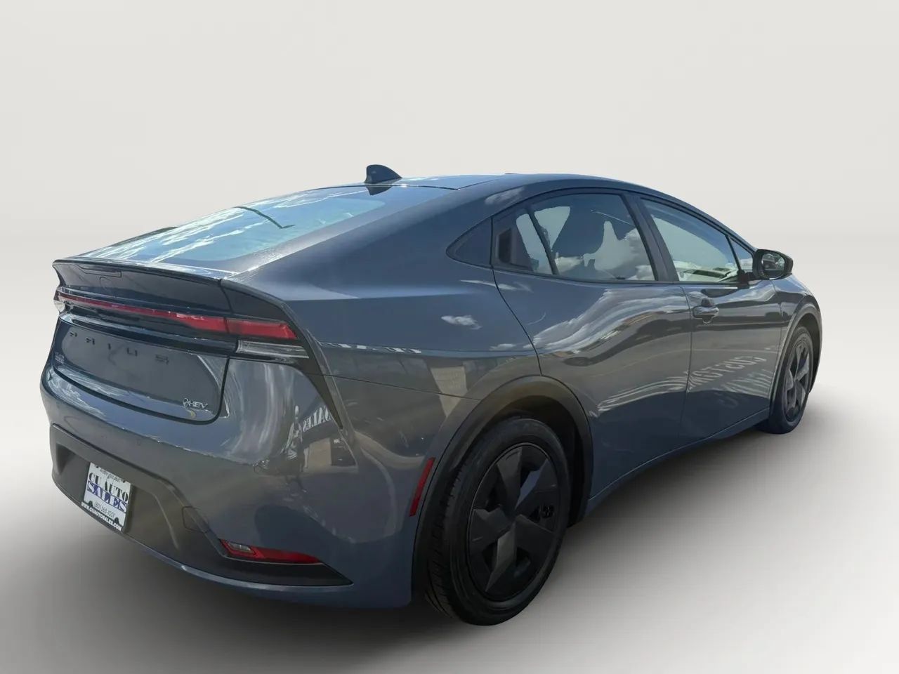 Used 2025 Toyota Prius LE FWD image 3