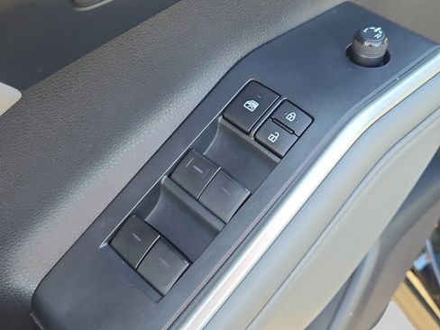Used 2022 Toyota Highlander XLE AWD/4WD image 21