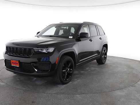 Used 2023 Jeep Grand Cherokee Altitude image 5