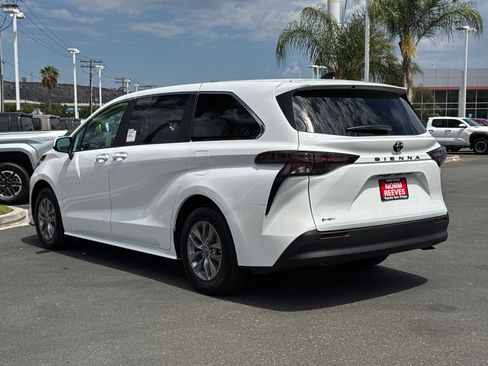 New 2026 Toyota Sienna LE FWD image 9