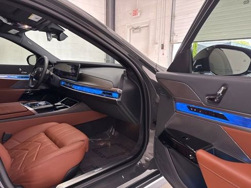 Used 2024 BMW i7 xDrive60 w/ Premium Package image 73
