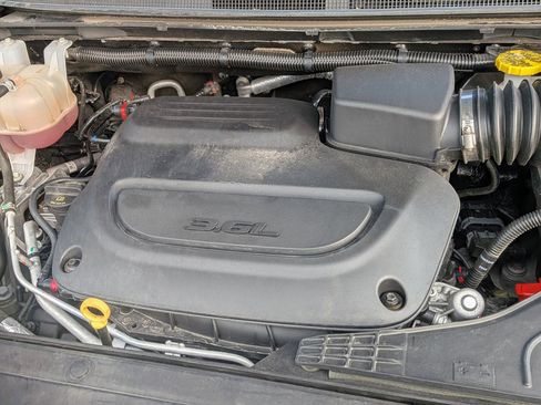 Used 2024 Chrysler Pacifica Touring-L image 35