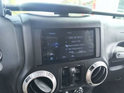 Used 2017 Jeep Wrangler Unlimited Rubicon w/ Connectivity Group AWD/4WD image 16