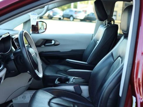 Used 2019 Chrysler Pacifica Limited image 16