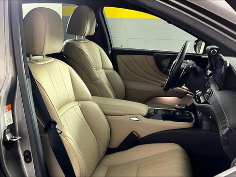 Used 2021 Lexus LS 500 w/ Interior Upgrade Package RWD image 9