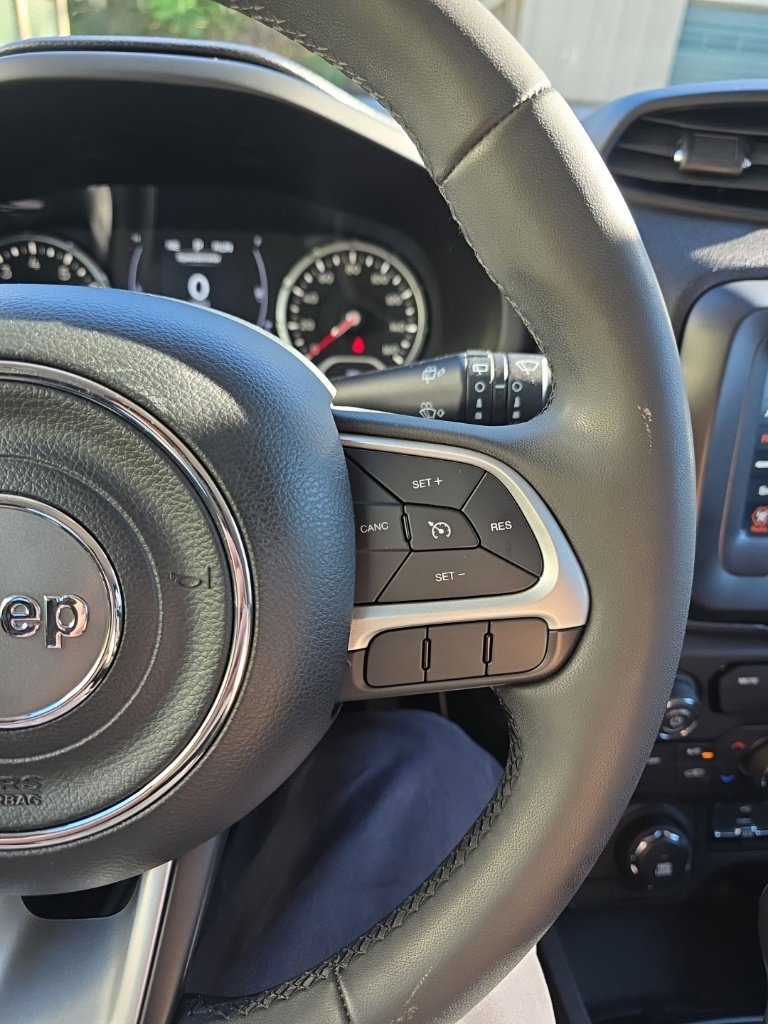 Used 2018 Jeep Renegade Latitude AWD/4WD image 27