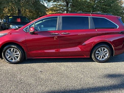 Used 2025 Toyota Sienna XLE image 8