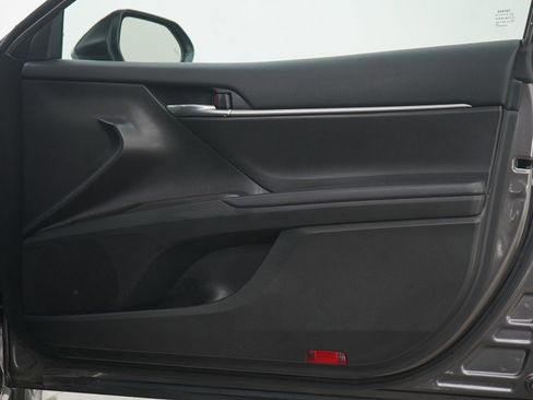 Used 2021 Toyota Camry SE w/ Cold Weather Package image 9