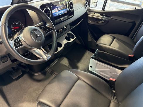 Used 2025 Mercedes-Benz Sprinter 2500 image 10