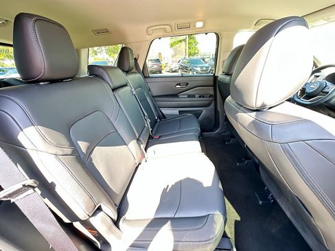 Used 2025 Nissan Pathfinder SL FWD image 27