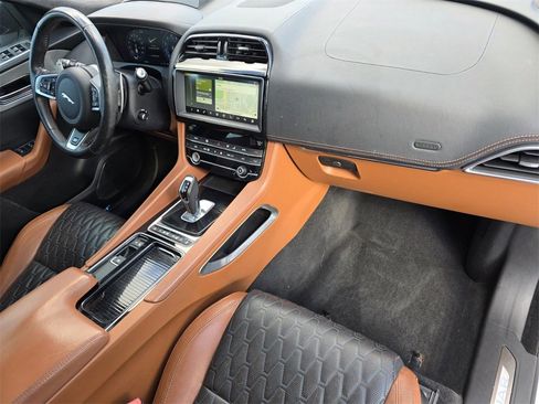 Used 2020 Jaguar F-PACE SVR image 34
