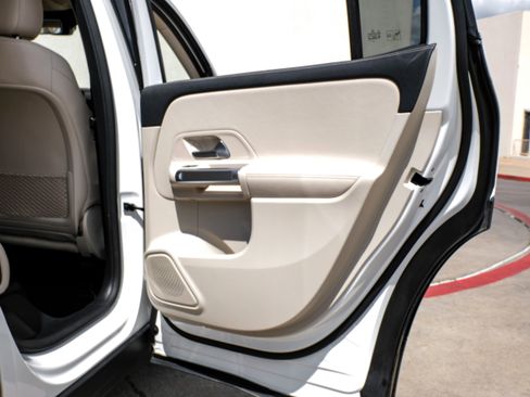 Used 2023 Mercedes-Benz EQB 300 4MATIC image 45