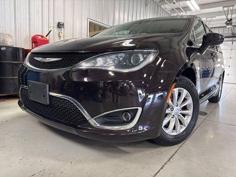 Used 2017 Chrysler Pacifica Touring-L FWD image 26
