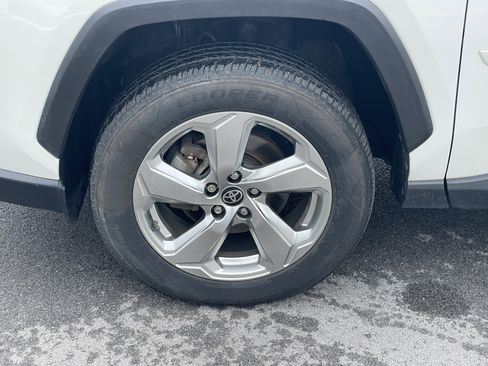 Used 2021 Toyota RAV4 XLE Premium image 9