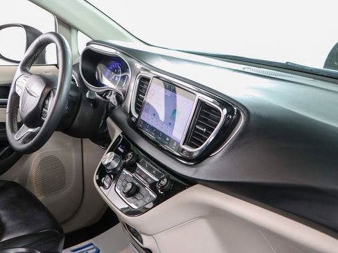 Used 2023 Chrysler Pacifica Touring-L image 26