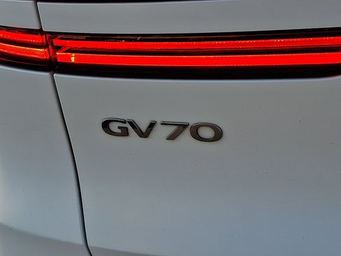 Used 2023 Genesis GV70 3.5T Sport w/ Sport Prestige Package AWD/4WD image 31