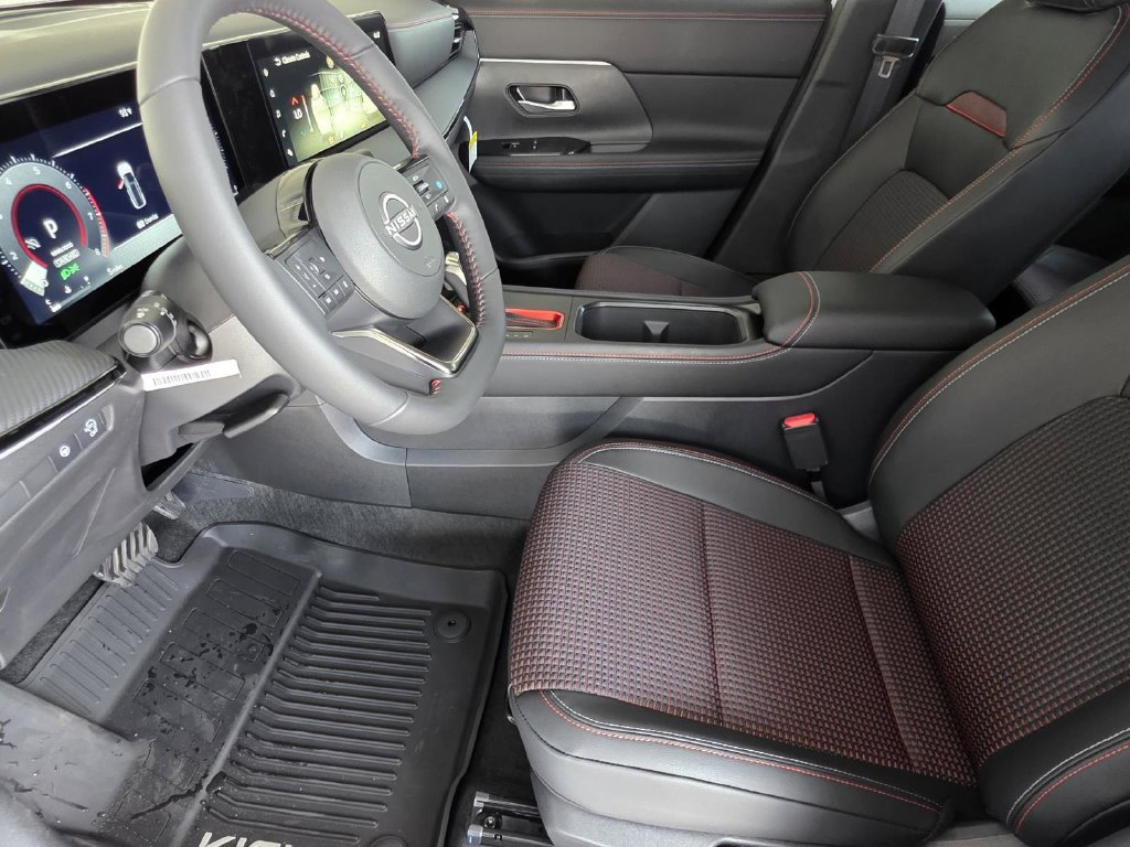 New 2025 Nissan Kicks SR FWD image 8