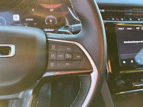 Used 2022 Jeep Grand Cherokee Laredo w/ Luxury Tech Group I image 31