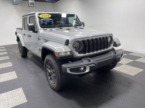 Used 2024 Jeep Gladiator Sport image 6