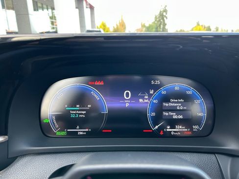 New 2025 Toyota Crown Signia Limited w/ Advanced Technology Package image 16