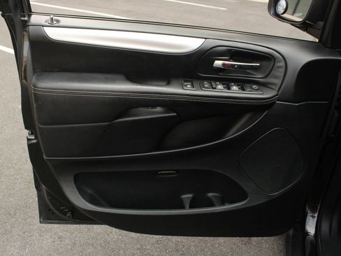 Used 2015 Dodge Grand Caravan SXT w/ Blacktop Package FWD image 15