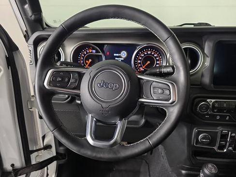 Used 2020 Jeep Gladiator Overland AWD/4WD image 13