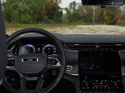 New 2025 Jeep Grand Cherokee L Overland image 19