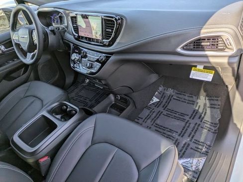 New 2026 Chrysler Pacifica Select FWD image 33