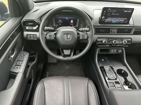 Used 2025 Honda Pilot Black Edition image 12