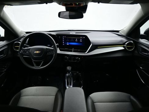 Used 2025 Chevrolet Trax LT FWD image 10