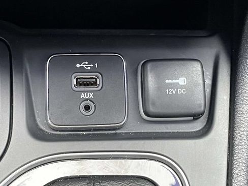 Used 2019 Jeep Cherokee Latitude Plus FWD image 28