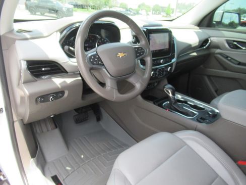 Used 2021 Chevrolet Traverse LT w/ LT Premium Package FWD image 18