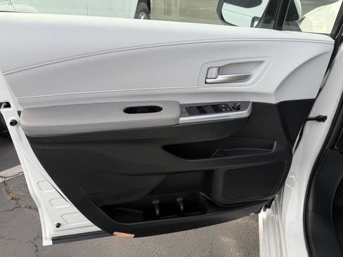 Used 2025 Toyota Sienna XLE image 9