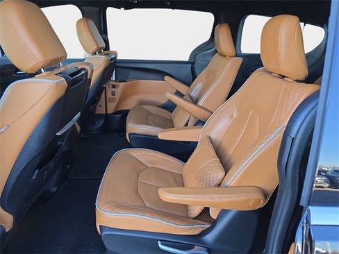 Used 2021 Chrysler Pacifica Pinnacle image 18