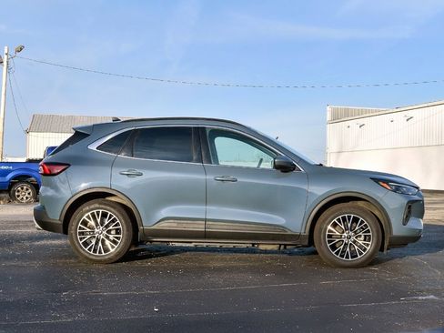 Used 2023 Ford Escape SE w/ PHEV Premium Package image 3