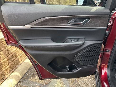 Used 2025 Jeep Grand Cherokee Limited w/ Black Appearance Package image 37