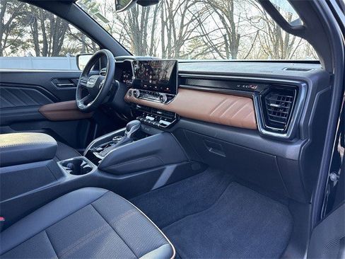 Used 2025 GMC Canyon AT4 w/ Nightfall Edition image 32