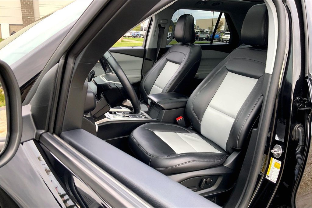 Used 2023 Ford Explorer XLT w/ Equipment Group 202A AWD/4WD image 24
