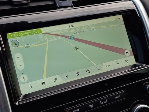 Used 2020 Land Rover Discovery HSE image 17