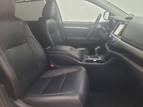 Used 2019 Toyota Highlander XLE image 21
